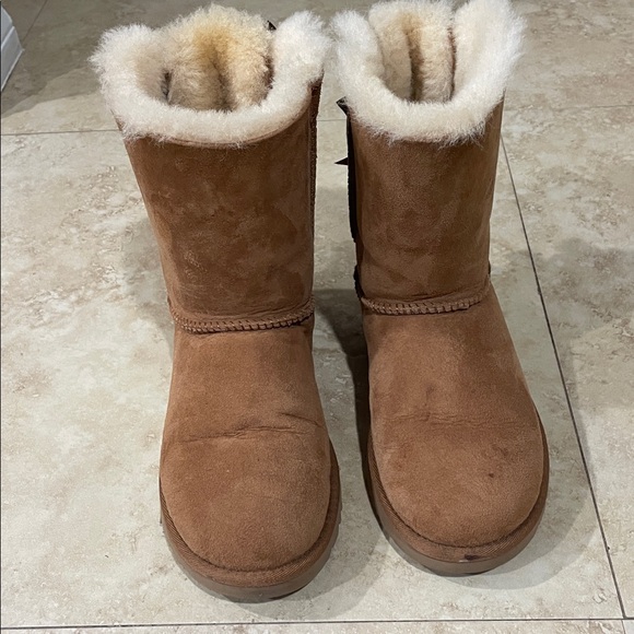 UGG Tan Boots with Cream Fur and Ribbon - Picture 3 of 9